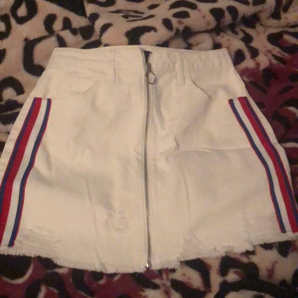 White denim skirt.